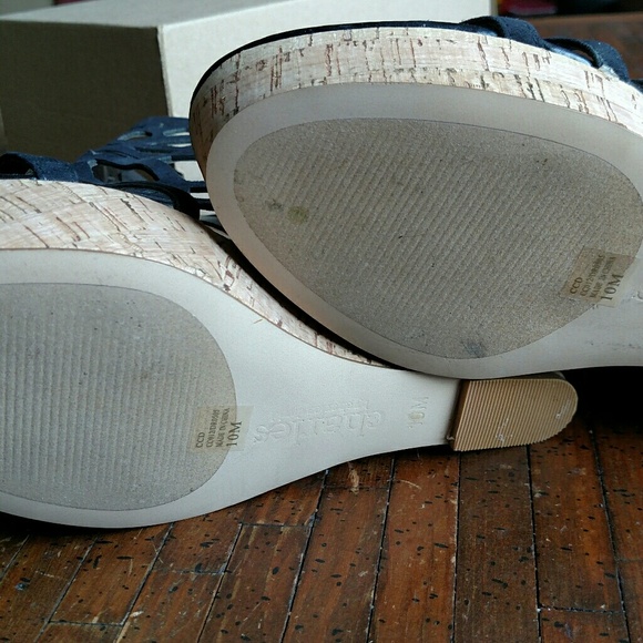 COPY - New pair of Charles David Platform Sandals. - Picture 5 of 5